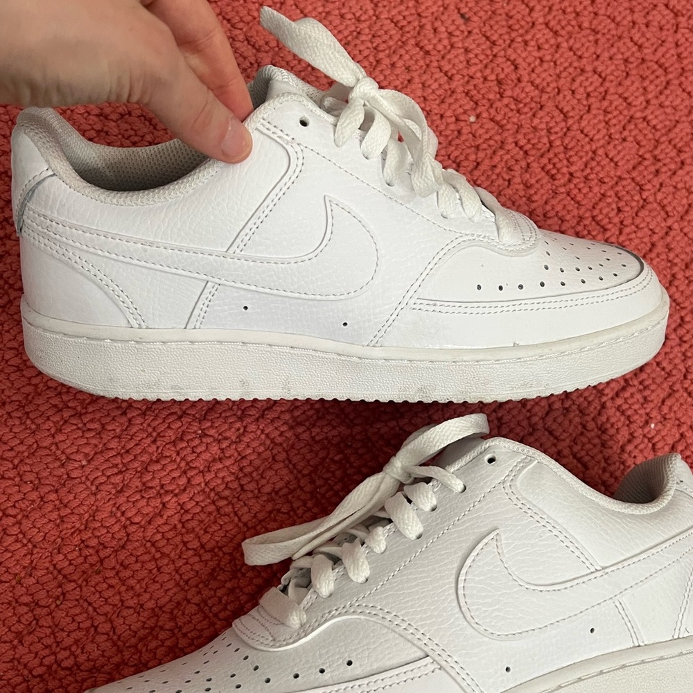 Womens 7.5 Vision Court Low Nike Sneakers